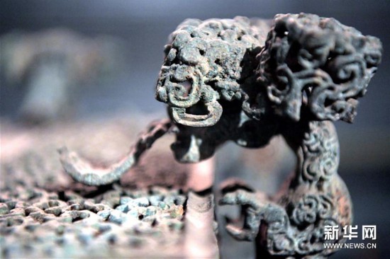 在河南博物院的展廳里，國寶云紋銅禁總是能吸引觀眾駐足觀賞